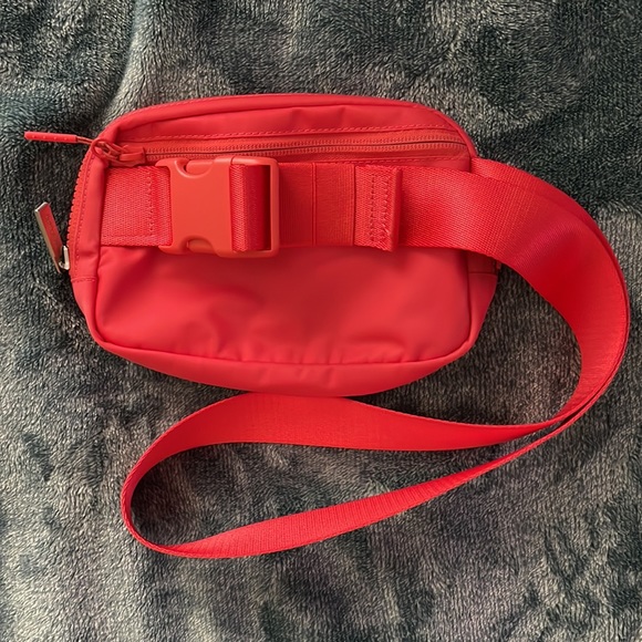 Lululemon Everywhere Belt Bag in Pale Raspberry - Picture 5 of 5
